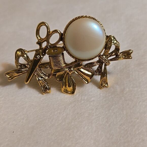 1960's Gold and Pearl Sweing Brooch - Picture 1 of 5